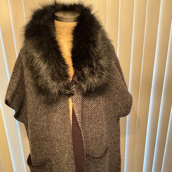 Steve Madden poncho with faux fur - Picture 1 of 8